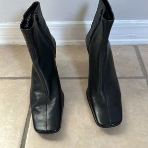 Nine W. Black leather short boot, size 8